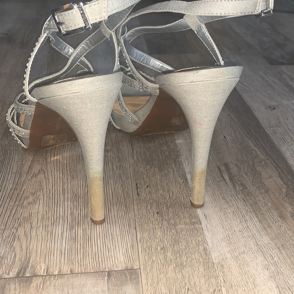 Gianni Bini Silver Heels PROM PERFECT - Picture 4 of 6